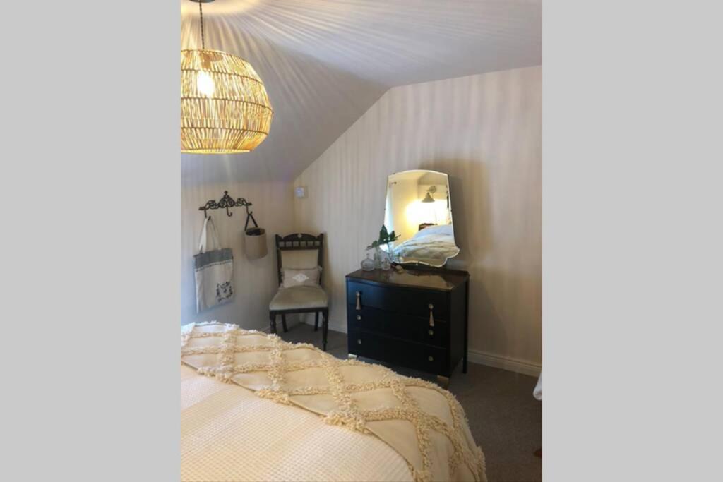 The Pink Cottage Upstairs Suite & Garden Summer Room Whitehead Bagian luar foto
