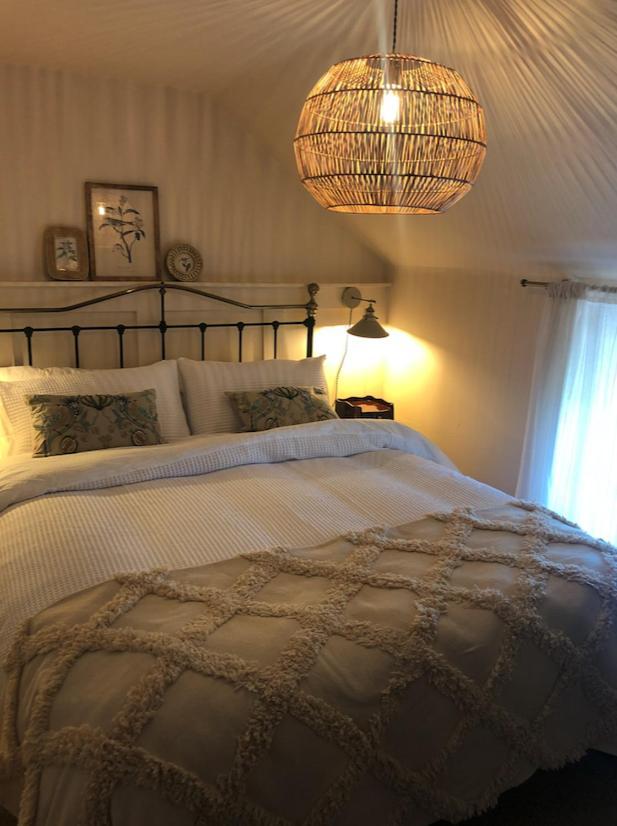 The Pink Cottage Upstairs Suite & Garden Summer Room Whitehead Bagian luar foto