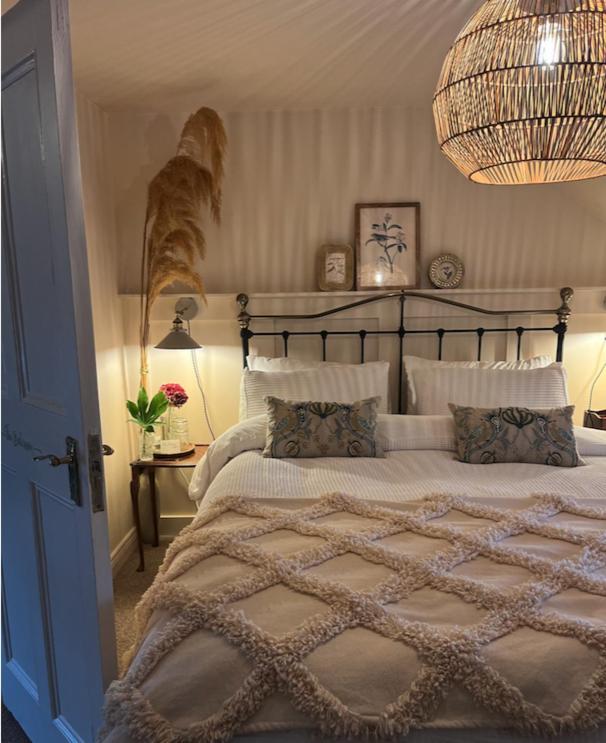 The Pink Cottage Upstairs Suite & Garden Summer Room Whitehead Bagian luar foto