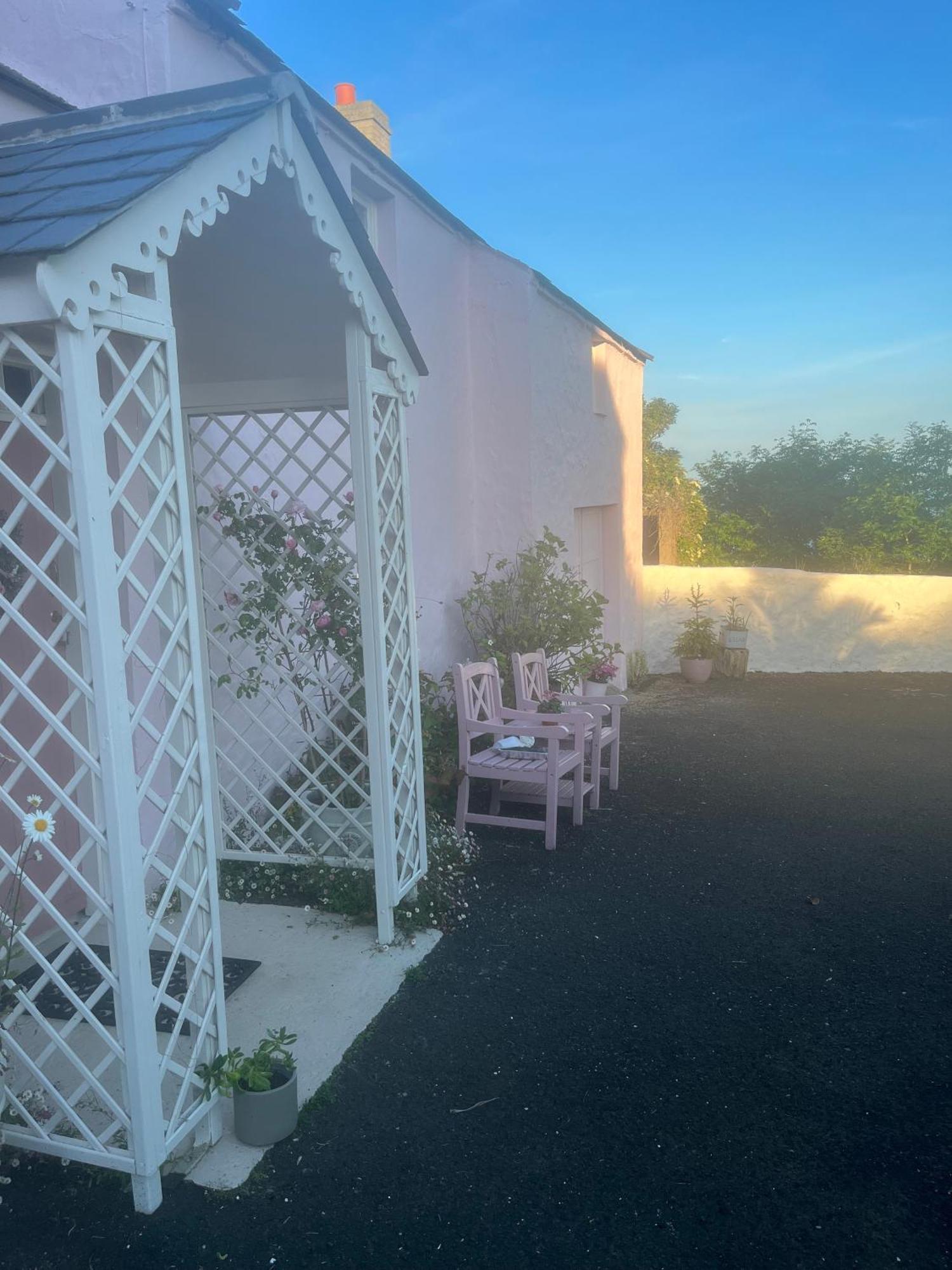 The Pink Cottage Upstairs Suite & Garden Summer Room Whitehead Bagian luar foto