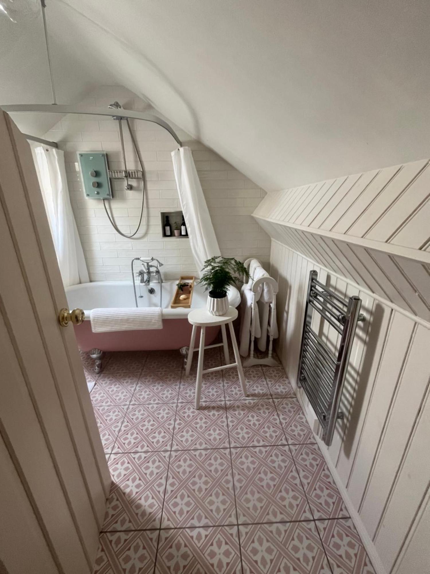 The Pink Cottage Upstairs Suite & Garden Summer Room Whitehead Bagian luar foto
