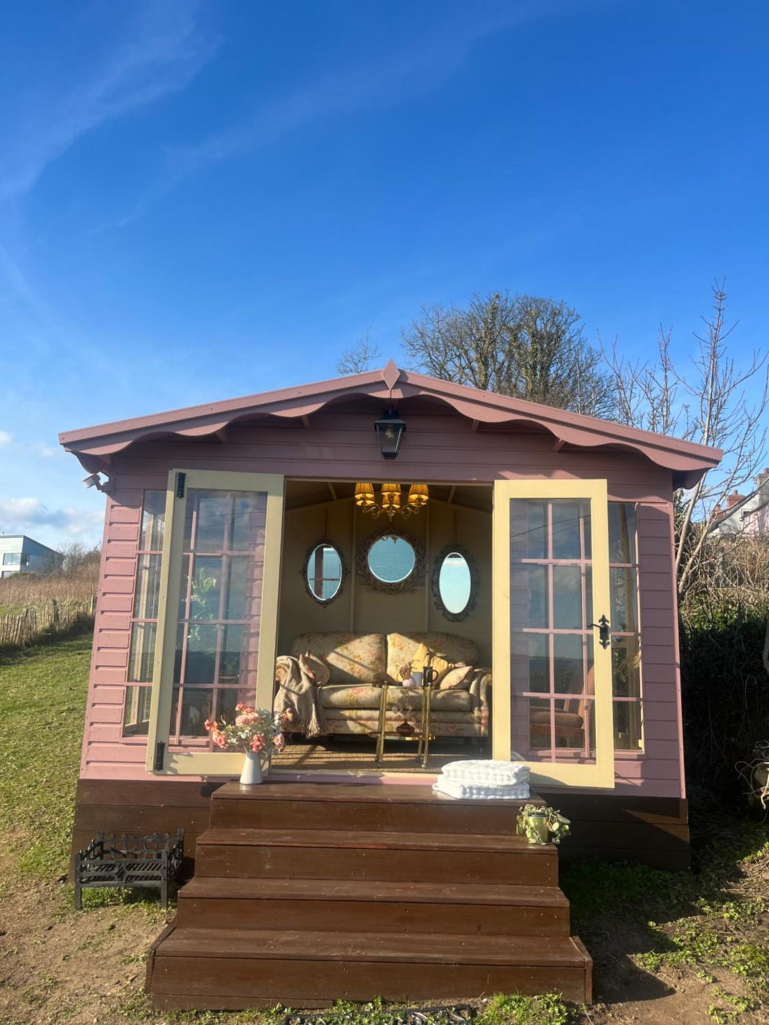 The Pink Cottage Upstairs Suite & Garden Summer Room Whitehead Bagian luar foto